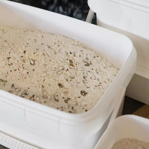Mehlbox mit Teig